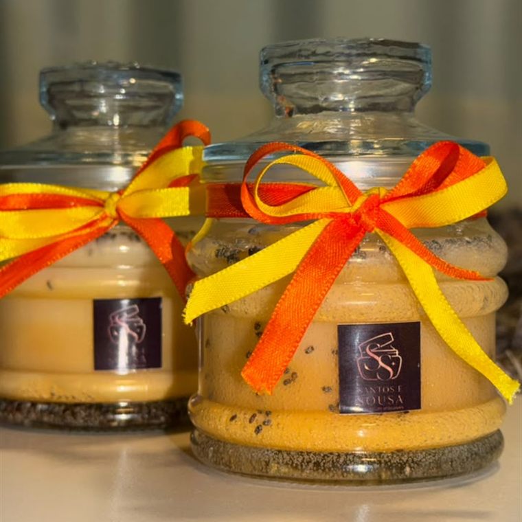 Vela em pote de vidro com laço laranja e amarelo