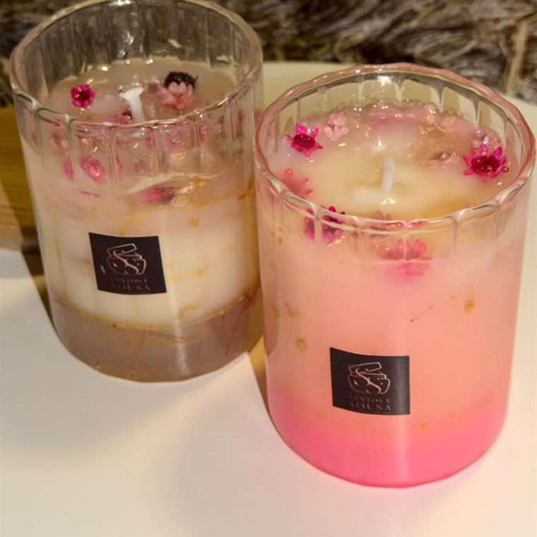 Vela em copo com flores secas