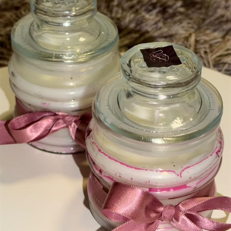 Vela em pote de vidro com laço rosa
